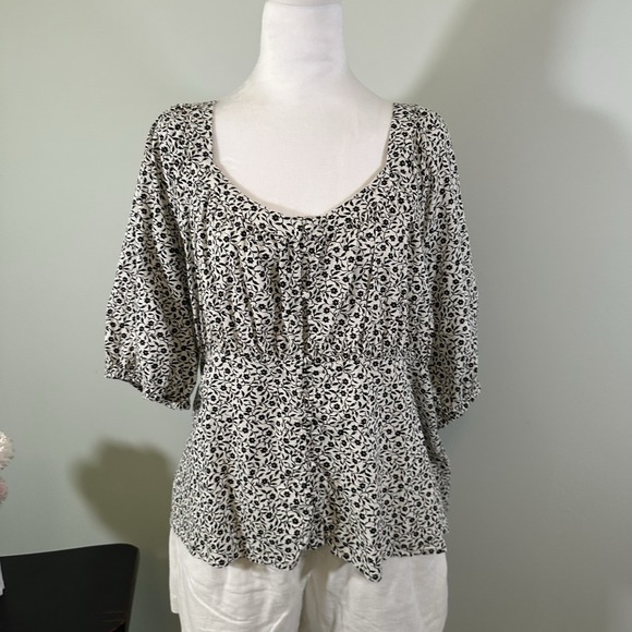 Old Navy Tops - Old Navy XL Peasant Top Blouse Puffed Sleeve Smocked Back Floral‎ Print Button